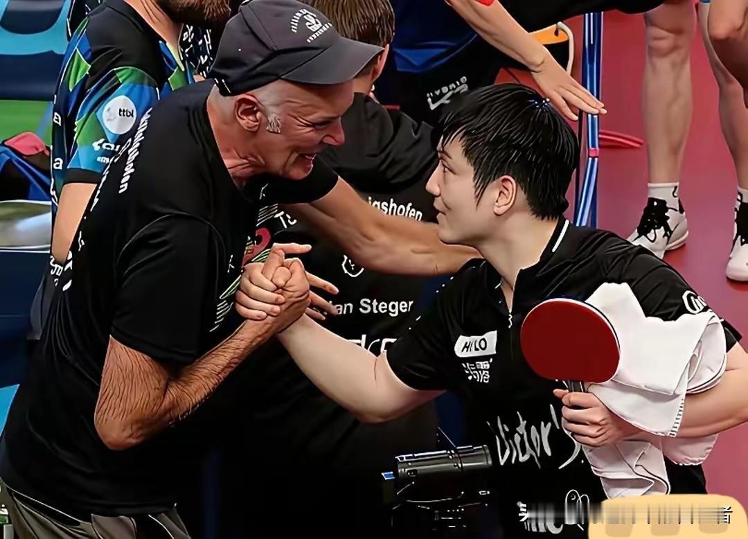 樊振东比赛后没有马上离场，他特意到前排和一位名叫汉斯穆勒德国球迷紧紧握手，足足1