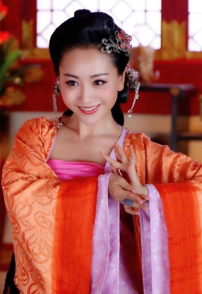 公元前66年，汉宣帝下令霍家满门抄斩，皇后霍成君质问汉宣帝：“陛下，为何如此绝情