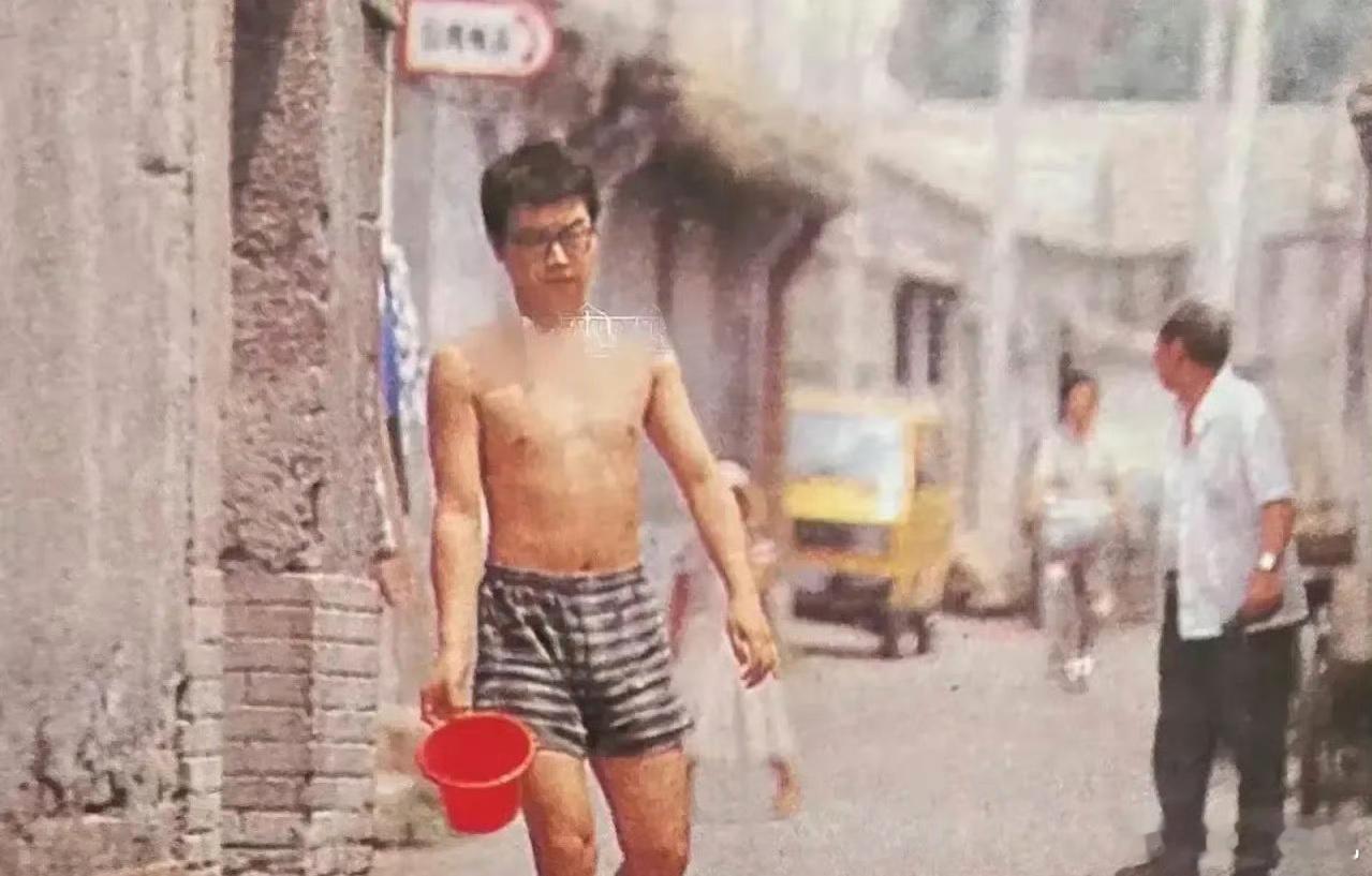 王菲早年和窦唯住北京胡同捂着鼻子上公厕，这个时候是纯粹的爱情吧[并不简单] #王