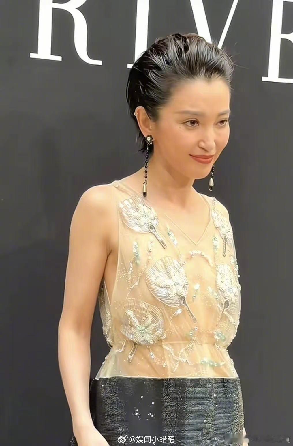李冰冰怎么做到左脸哭右脸笑的巴黎高定造型搭配极具层次的面部情绪，左哭右笑的画面极