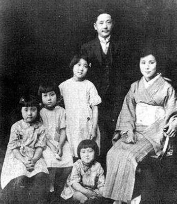 1948 年，1 名 50 多岁的日本女子，领着 5 个孩子，去郭沫若家敲门。郭