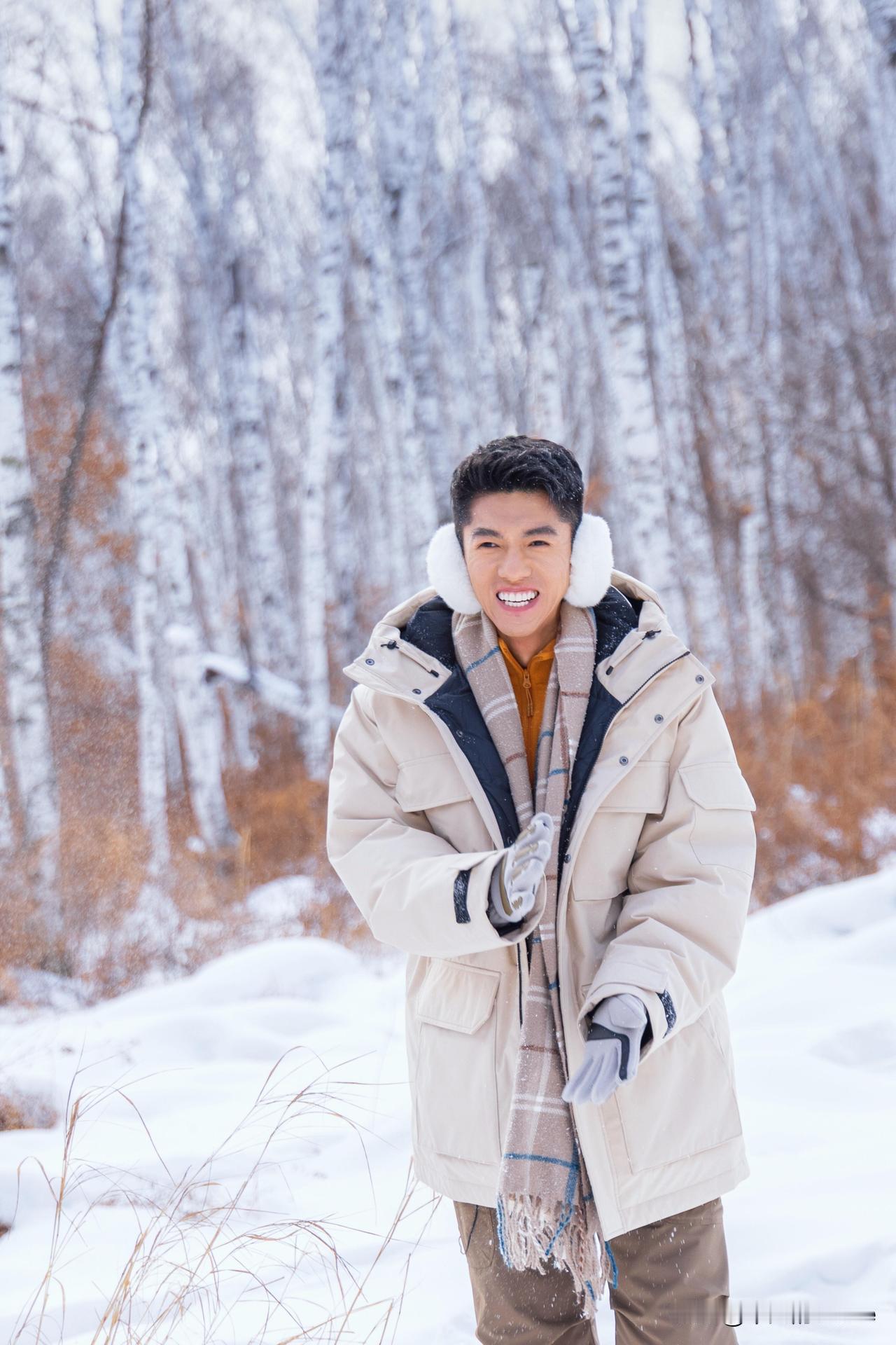 2月1日，央视主持人发文冯硕说：“二月，佳木斯的雪，苍劲的白桦林。”

冯硕参加