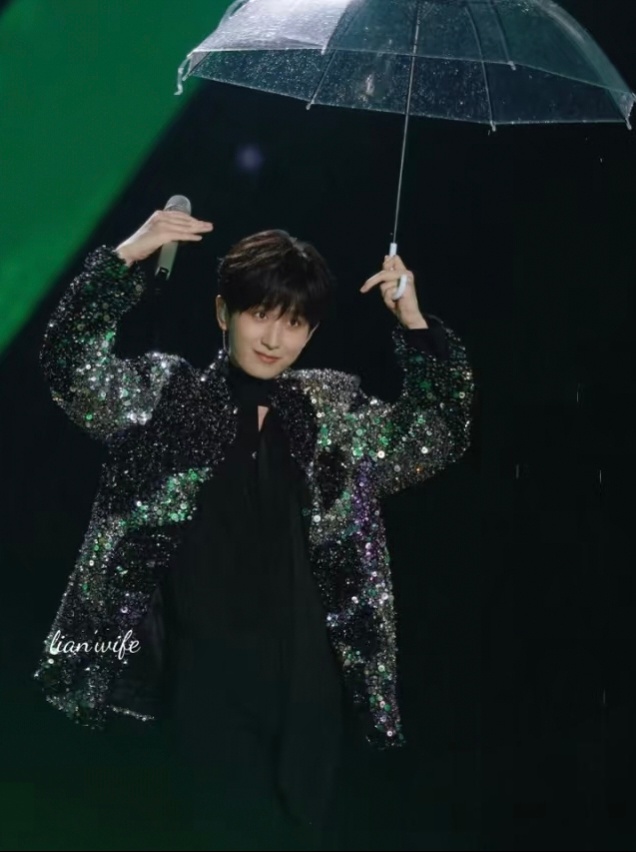 成毅心软软的神。提醒果果们戴上雨披！怎么那么像比心！后来成毅扔伞和粉丝一起淋雨！