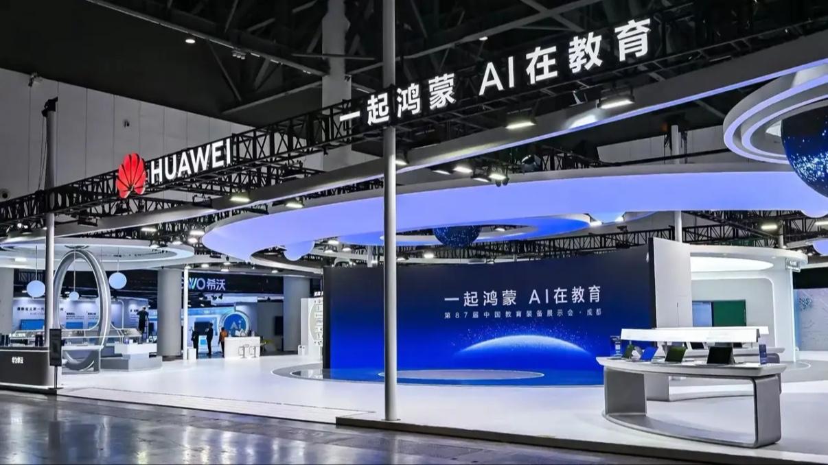 “用AI备课比传统备课还累”——这是不少教师的真实心声。首届鸿蒙教育AI峰会召开