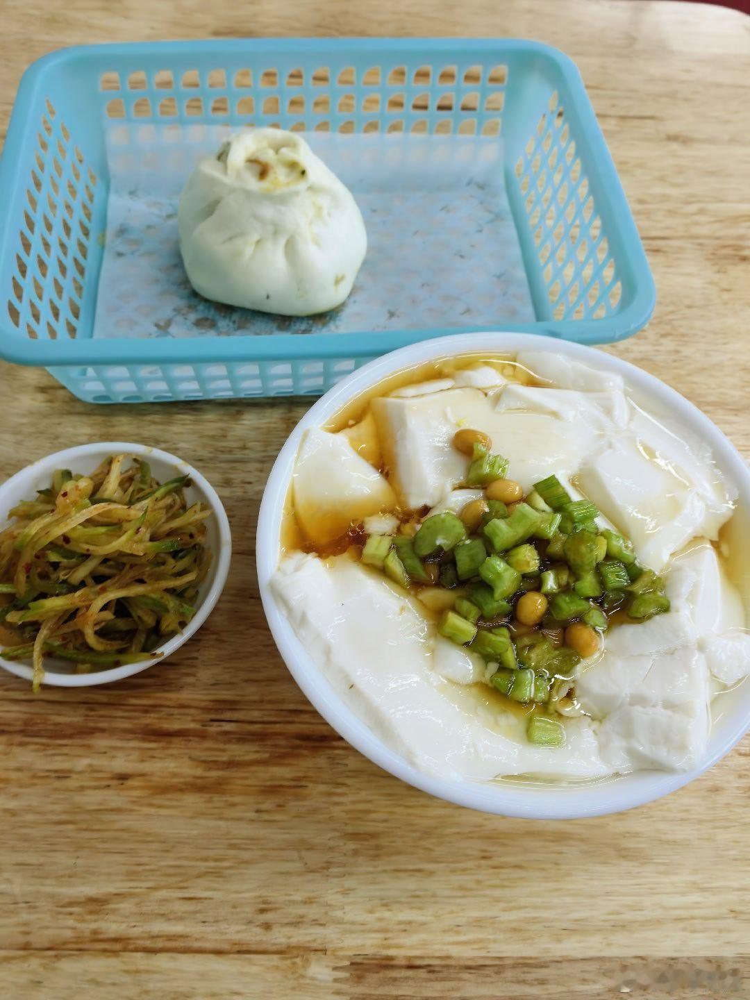 李爷减肥计划 美好的一天，从早餐开始。减肥的第一百天，素包子豆腐脑萝卜丝，香啊兄