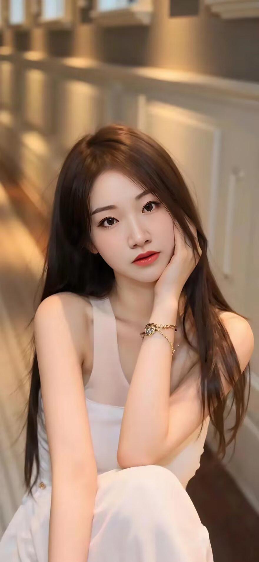 优雅气质，柔美发丝，复古背景，时尚穿搭，精致妆容，女神范儿