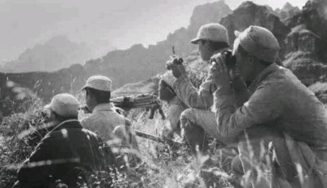 1943年，深夜宿营，全队熟睡，唯副队长张季伦独饮守夜。突然枪响——日军已摸到山