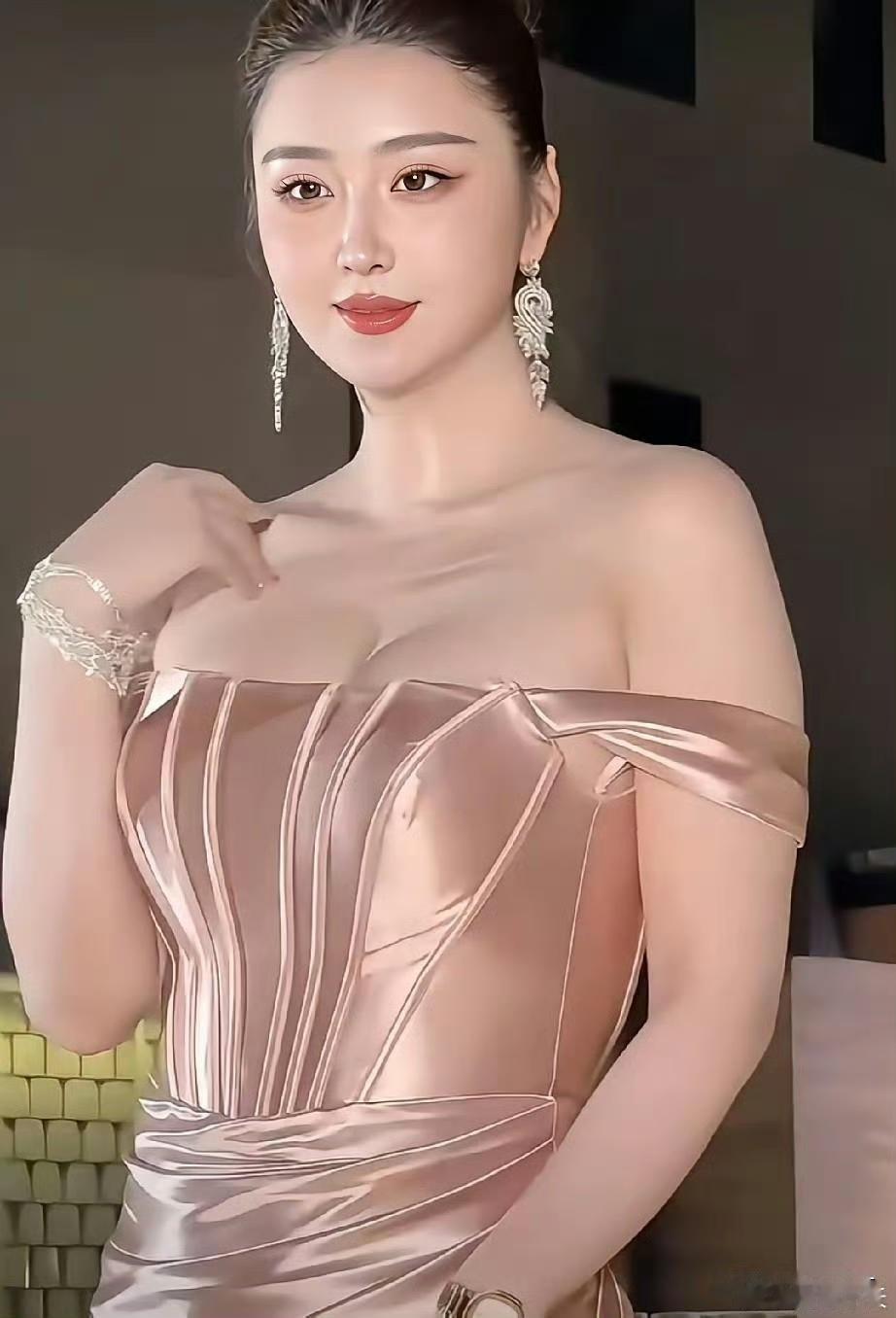  跳出单一审美牢笼，红毯镜头之下，丰盈饱满的身姿同样足够惊艳全场
 
在流光璀璨