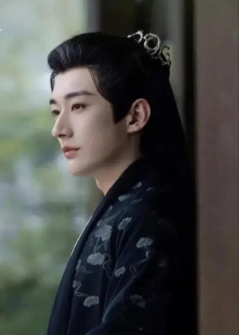 当时《长相思》开播时，不少人觉得涂山璟一角选错了演员，表示刘学义比邓为更为合适！