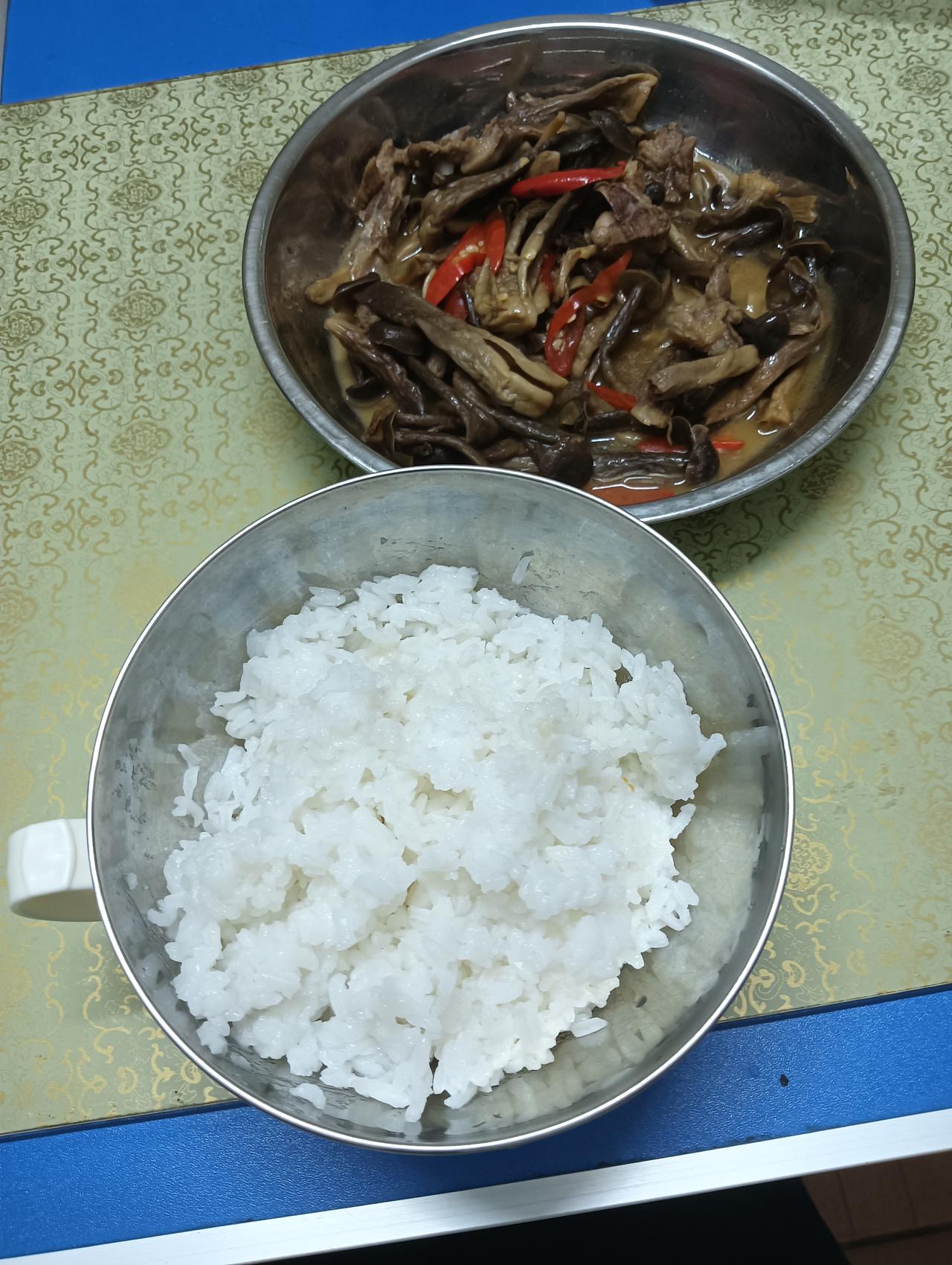 大家好，我是七姐，今天下雨回来淋成了落鸡汤，冰箱只有鹿茸菇跟猪肉了。就随便吃一点