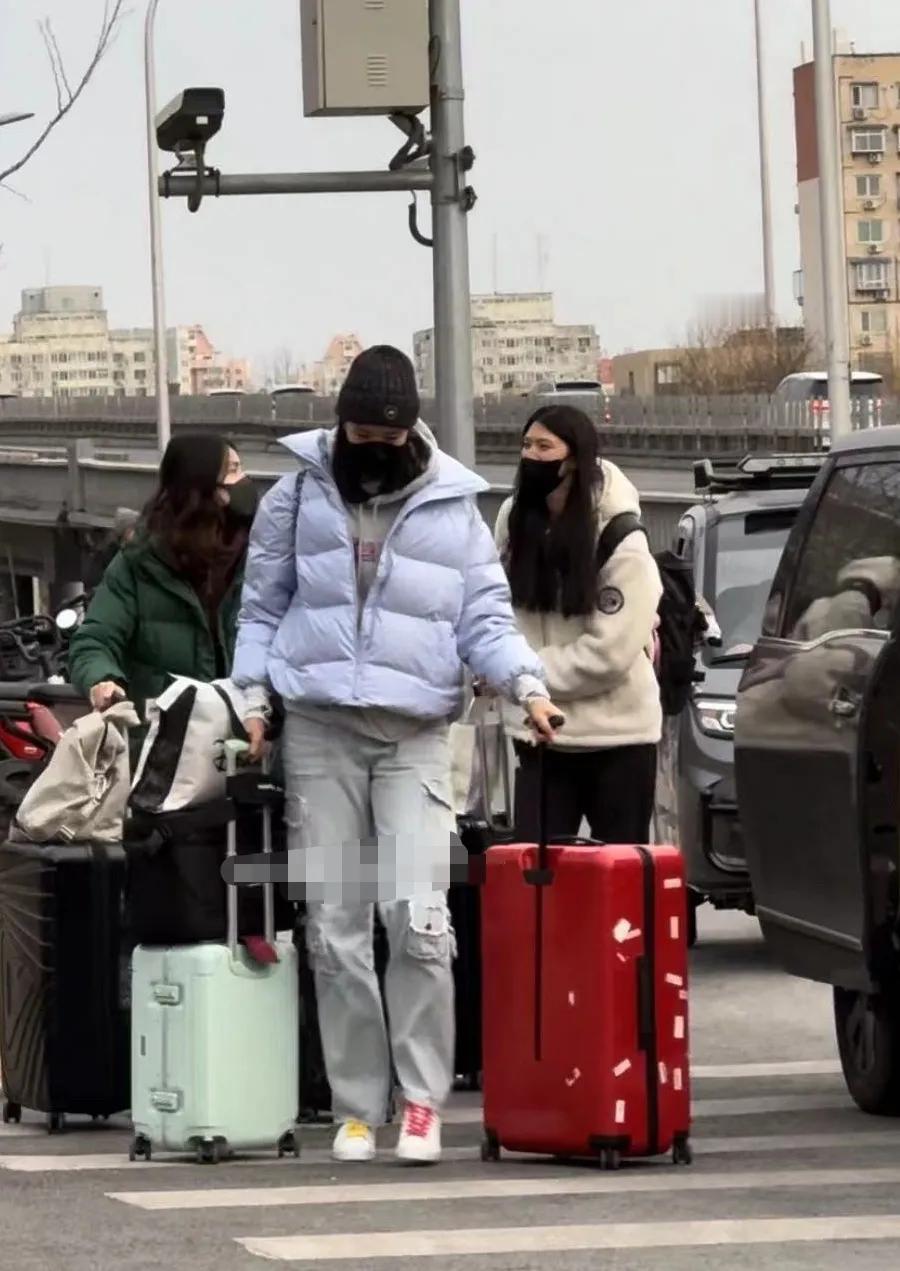 [玫瑰]中国女排集训报到日，16人全部到齐！
图1 ，江苏女排三将张常宁、刁琳宇