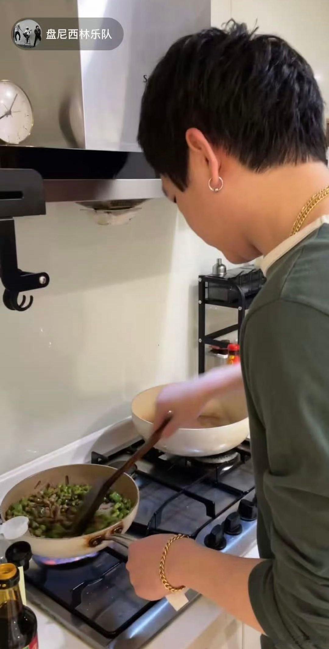 小乐摇滚圈的隐藏主厨 救命！小乐这焖羊肉是放了什么神仙调料啊？连静姐都被香迷糊了