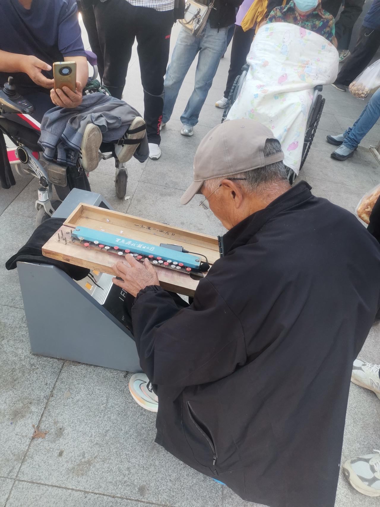 有谁知道这是什么乐器吗？我在吉林市人民广场看到有人弹奏，那声音还挺悦耳！
今天下