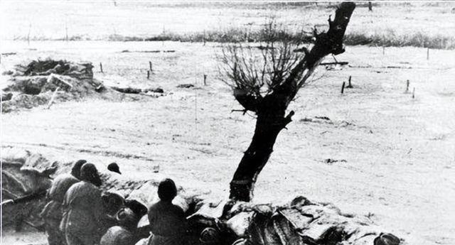 1950年的一天，5000土匪将解放军包围了起来，意外的是：匪首因听错哨兵一个字