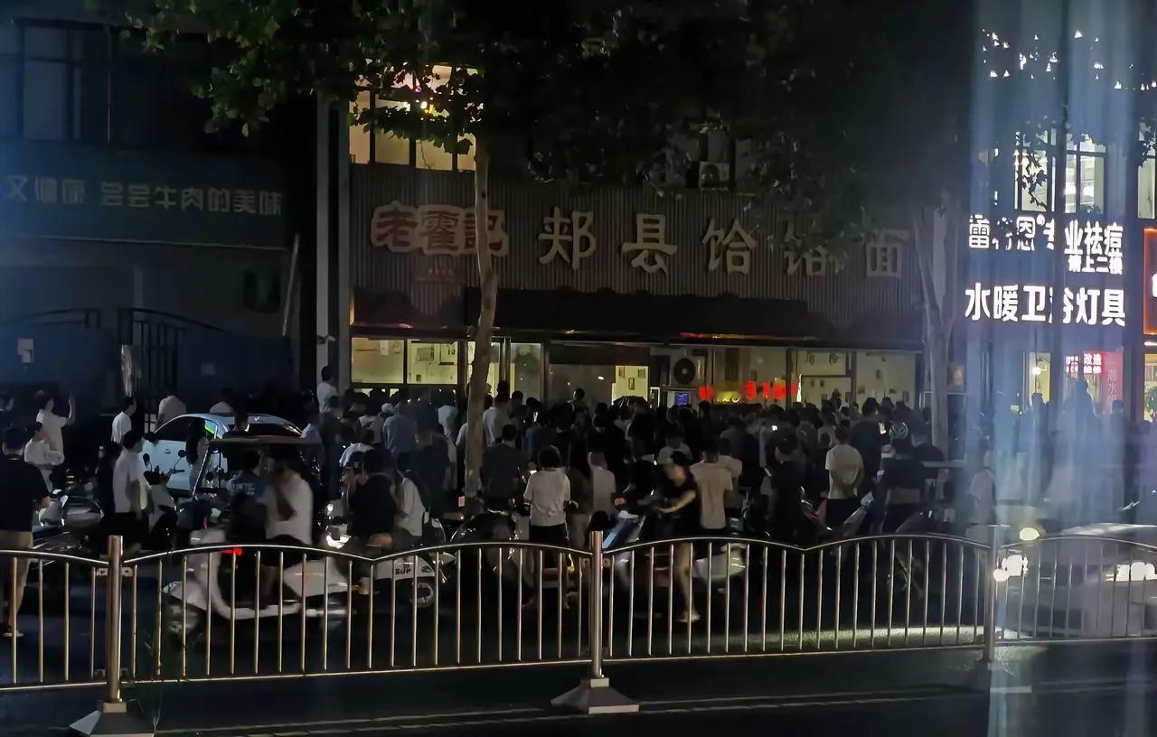 老霍记面馆老板肠子都悔青了，
没想到郑州的网友这么给力，
一直到现在还有人为老板