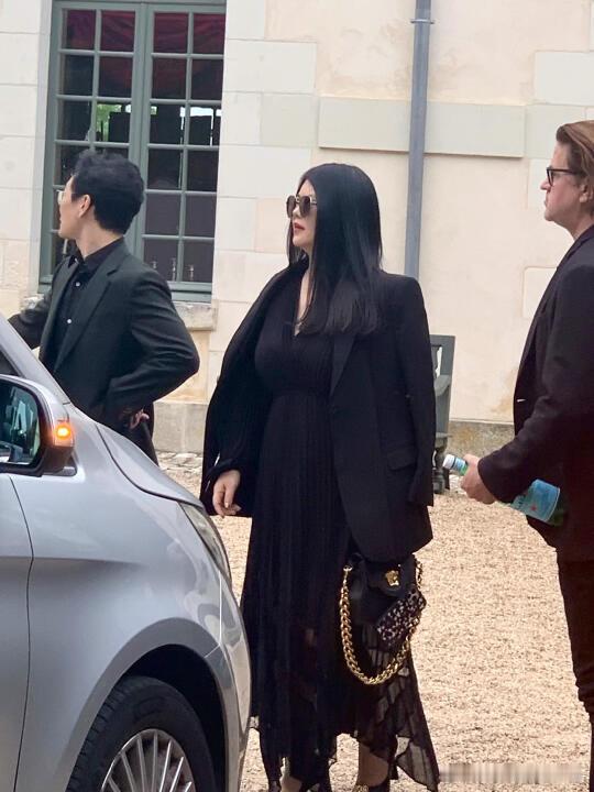 李湘现身戛纳，身披大衣富态十足，大钻戒也是闪闪亮眼 ​​​