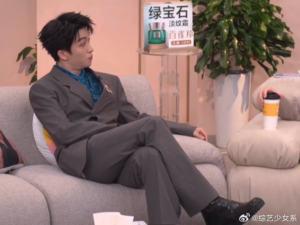 黄子弘凡红底鞋黄子弘凡抬腿露出红底鞋黄子弘凡往这儿一坐一抬腿，完全是总裁来的 