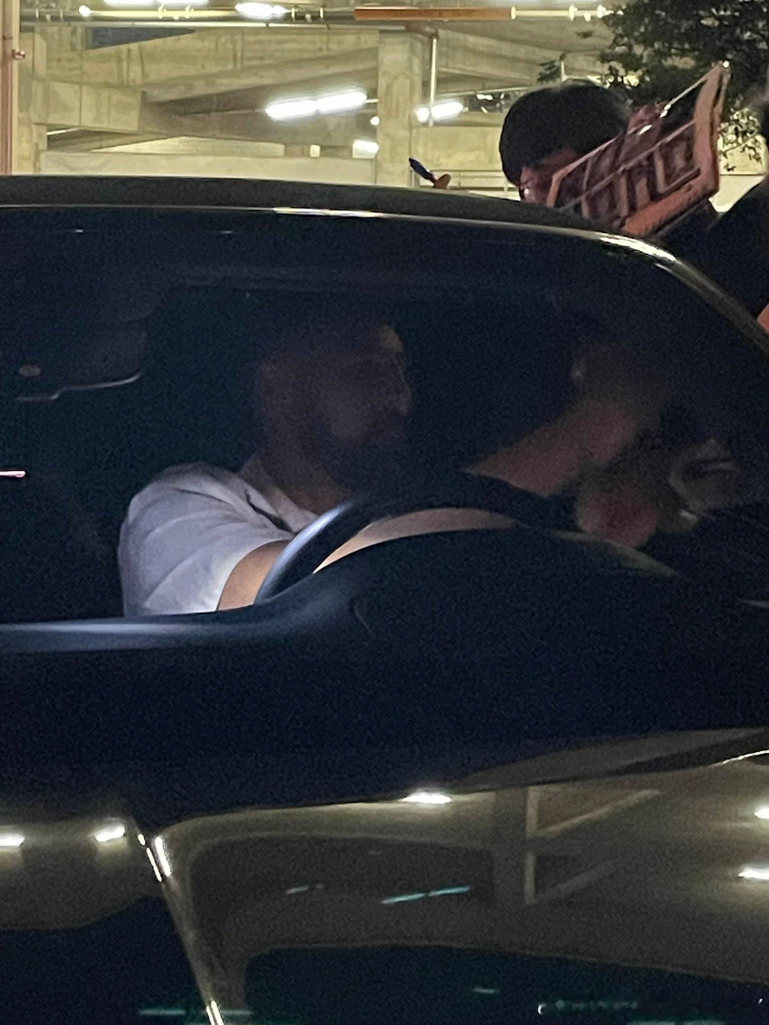 今天赛后球迷拍到克莱开着宾利回去，围了好多人克莱还特地停下来给大家签名克莱 汤普