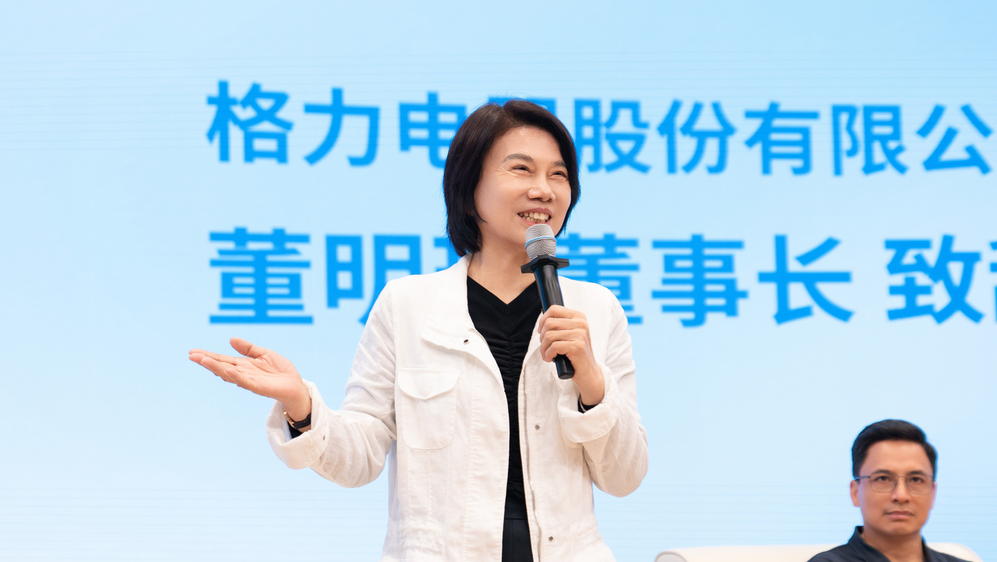 母亲节的惊喜互动！✨今日，董明珠做客北京理工大学（珠海），围绕“科技”与“人才”