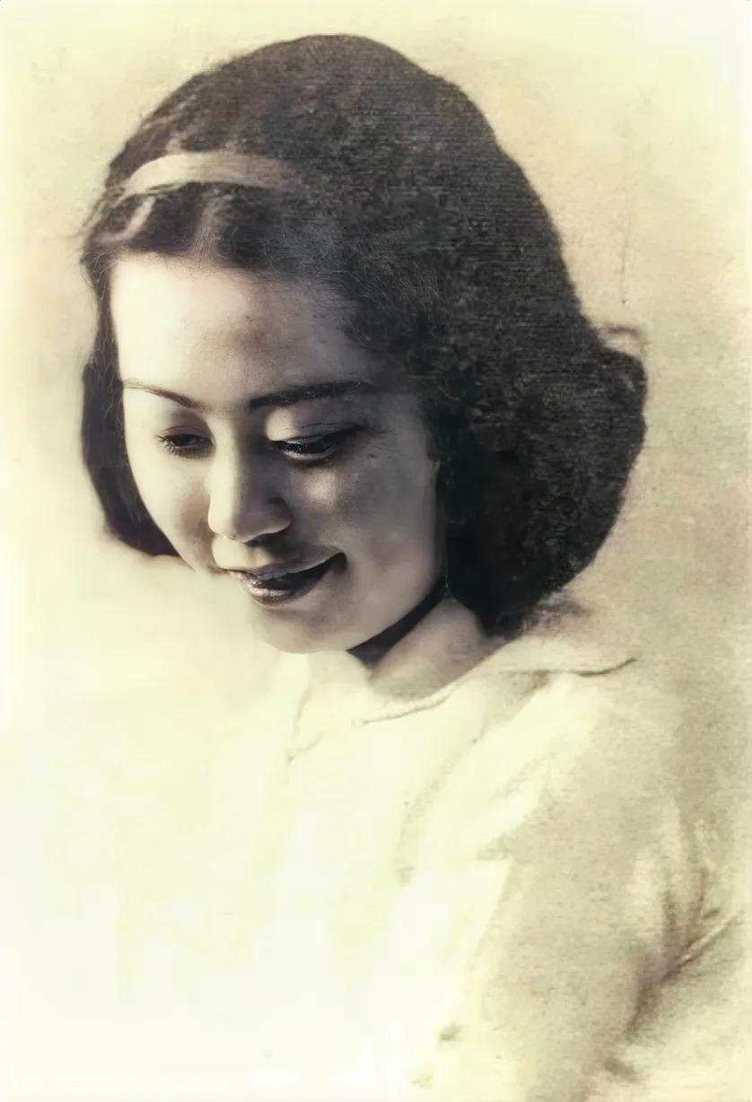 [微风]1946年，因会议机密被泄露，蒋介石大怒，让秘书长吴铁城彻查此事，沈安娜