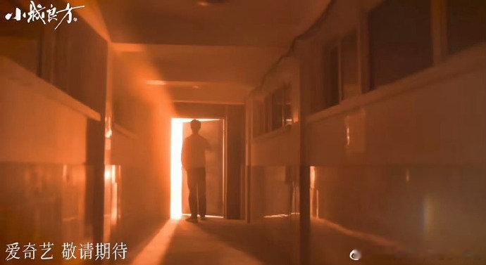 肖战迷之身高肖战都顶到门顶了肖战都顶到门顶了，这身高！ 