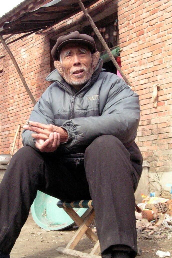 1949年，敌人让看守杨钦典将白公馆剩下的19名地下党员都杀了，这时，一个地下党