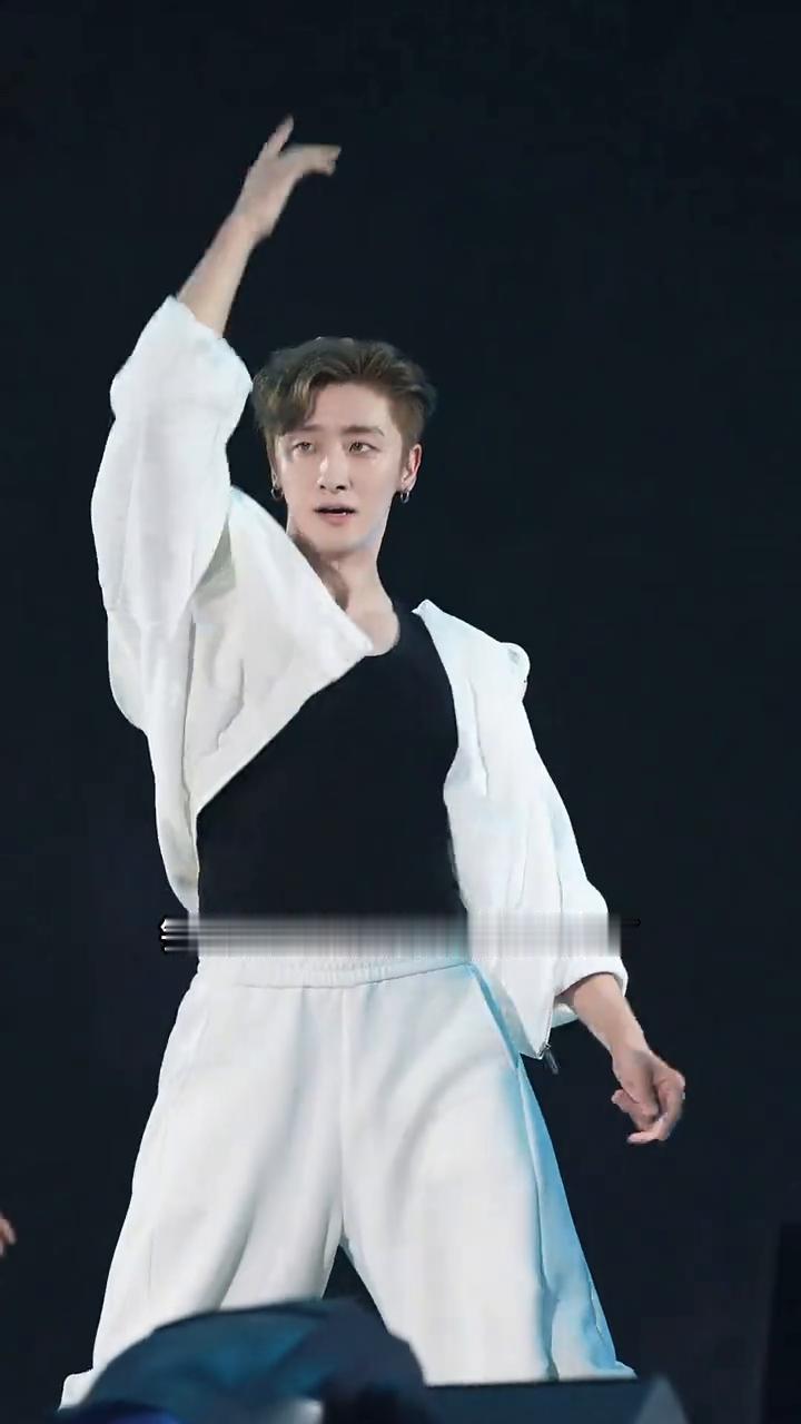 对不起良哥，他真的和别人不一样。徐良也没想到自己开演唱会镜头竟全被这位男伴舞抢走