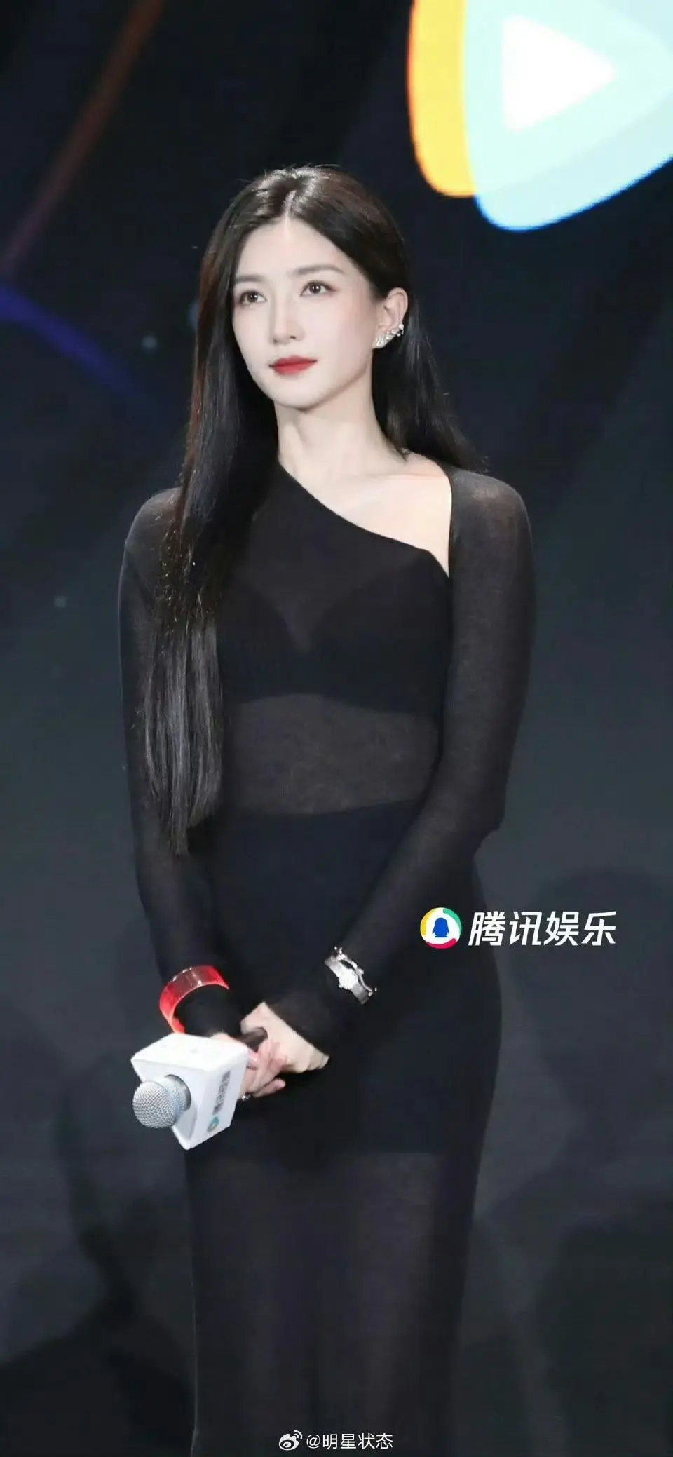 江疏影透视装，露出来了黑色胸罩。江疏影透视装，露出来了黑色胸罩