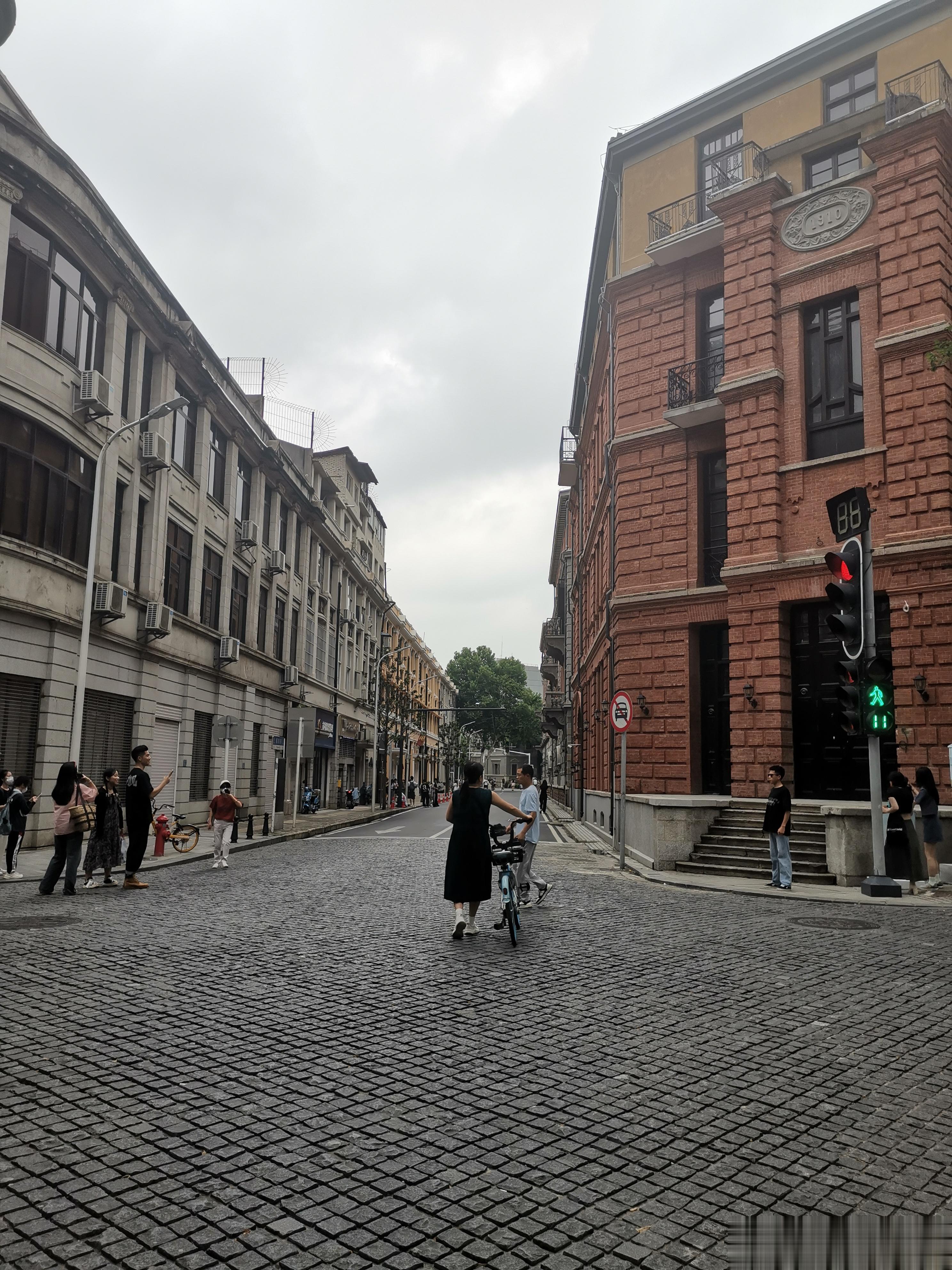 上了年纪的人，要忌久做“六件事”第一：忌久坐现代人普遍存在久坐的情况，经常久坐对