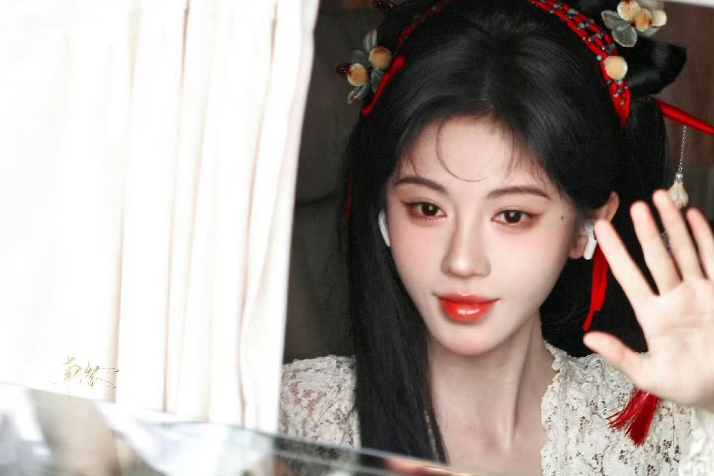 真的会感叹鞠婧祎任何时候都呈现出精修转化每次看到她的生图或者路透都感觉美颜相机只
