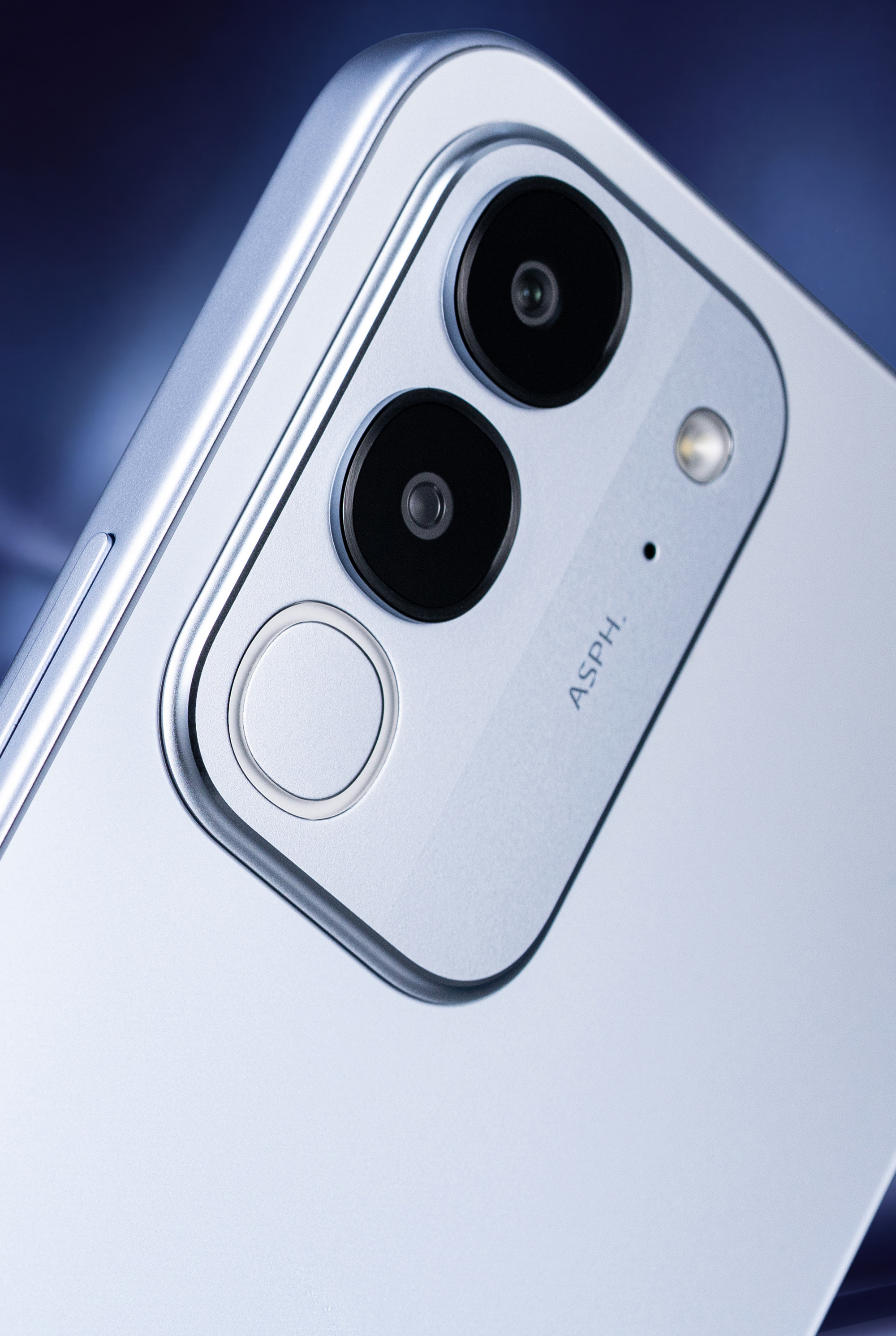 vivo Y600i晴空蓝，配色看着很舒服，浅蓝里带有银色质感，内置8000mA