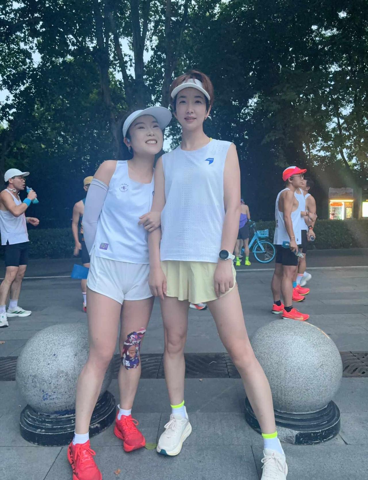四点起床，终于和饼神会了一面✌️
从关注到现在刚好一年了
也算是追星成功了
真人