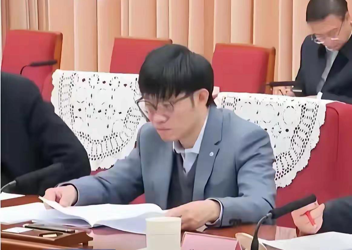 中国可能马上就要诞生第二个让美国忌惮的“任正非”了。

梁文锋，这个名字，现在可