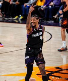 太阳五小阵击败勇士，杰伦·格林抢戏，报了去年对勇士一箭之仇。本来按咖位，这场该是