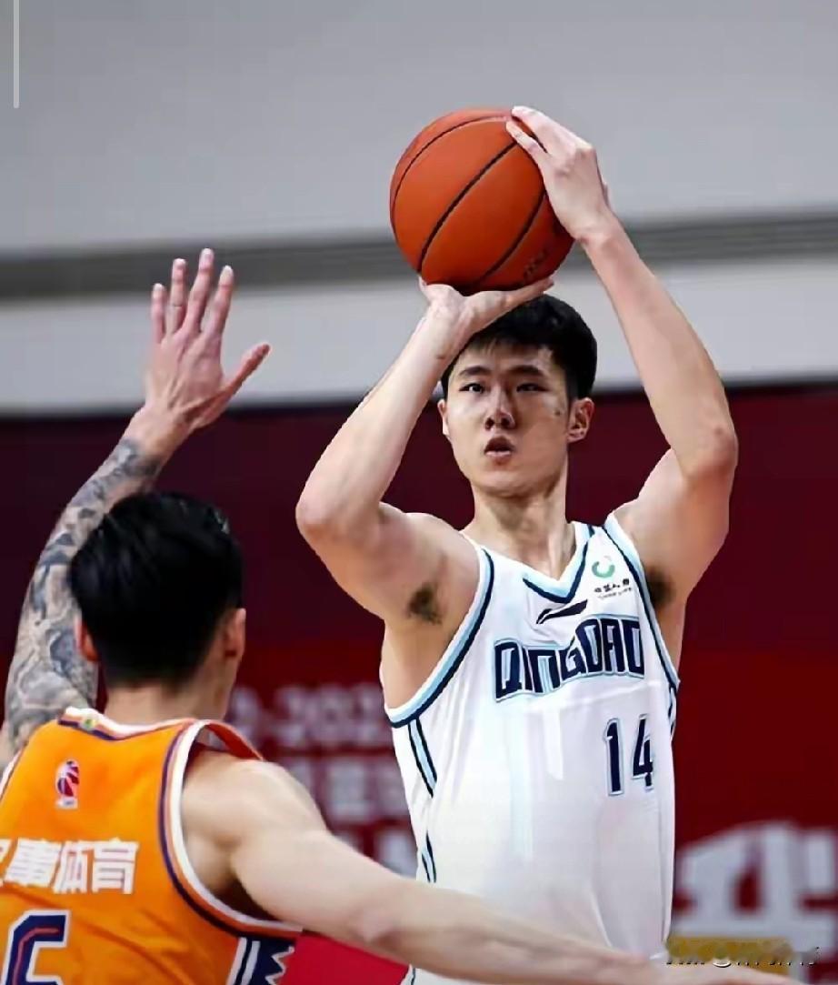 铁血革新！男篮全胜后大换阵，后场核心回归，两大球员退出集训

 
海口热身赛圆满