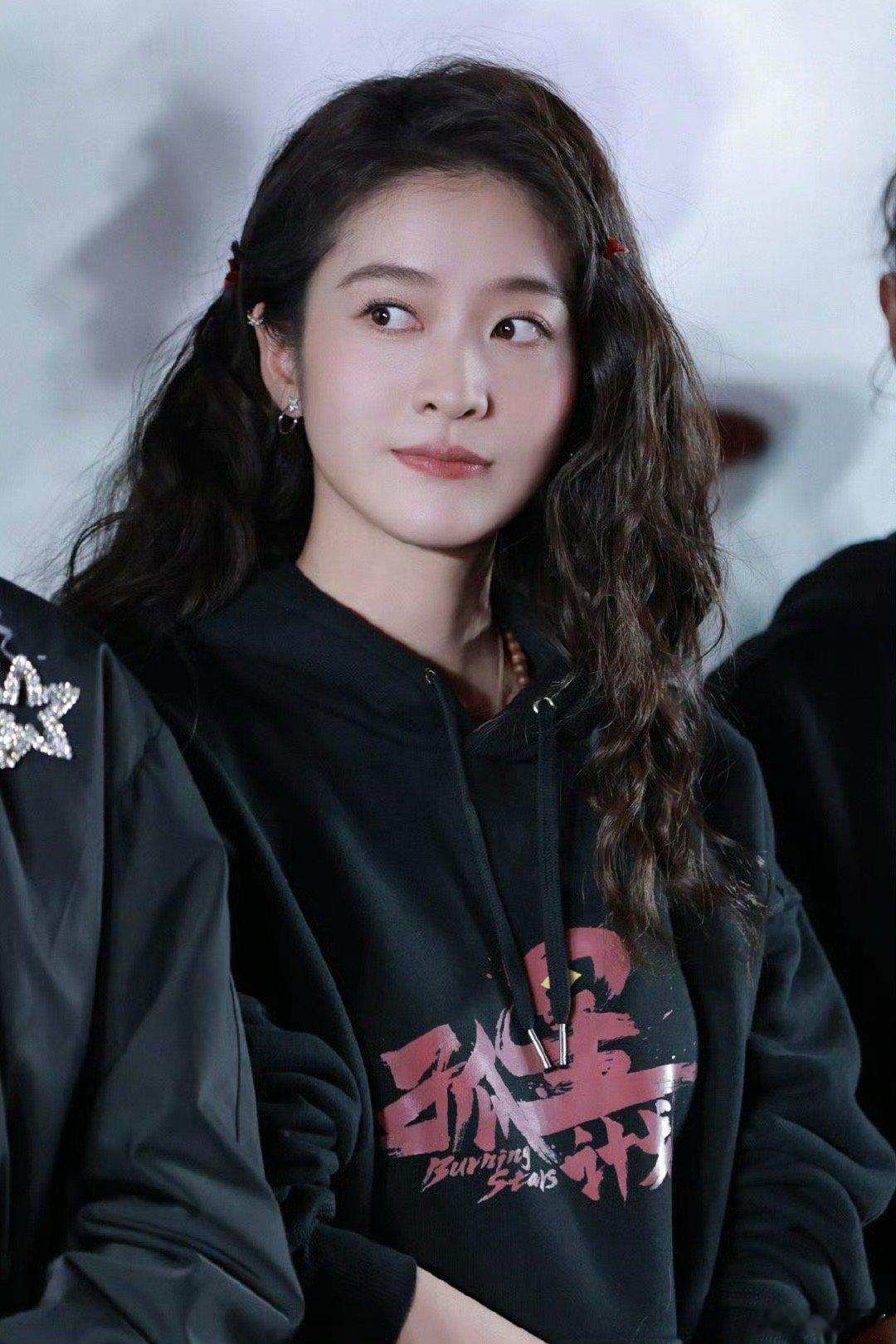 张雪迎羊毛卷 张雪迎携其力作《孤星计划》强势“鲨”回大银幕，掀起了一场视觉盛宴！