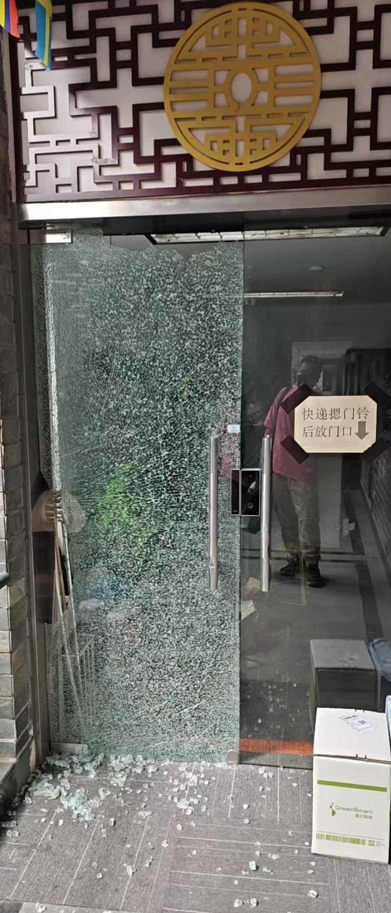 早上起来玻璃门炸了，中午做饭煤气罐没气了，这会打开门口的监控，发现摄像机悄摸的离