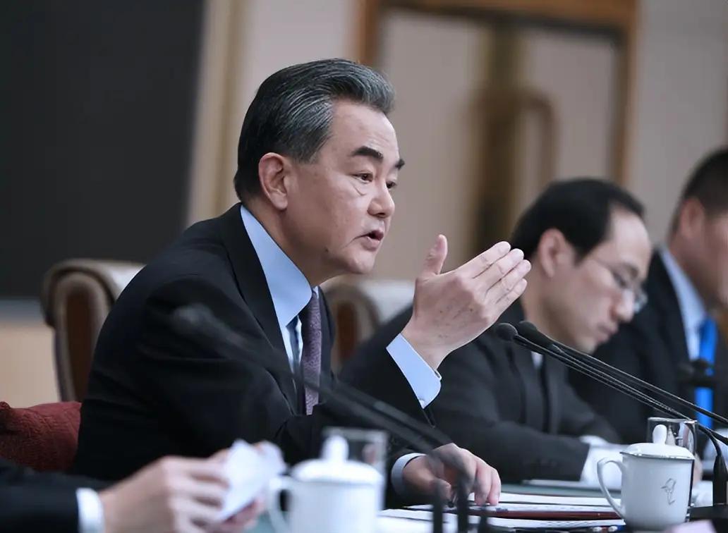 短短两天，中国的两大邻国，一个来到了北京，一个靠向了美国。9月17日韩国外交部长
