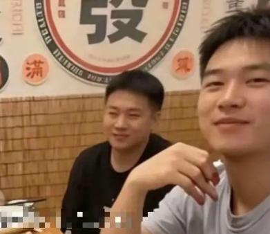 四个人吃了四百多，吃完抹嘴就差评逼免单，这操作看完我血压直接飙上去了！
说真的，