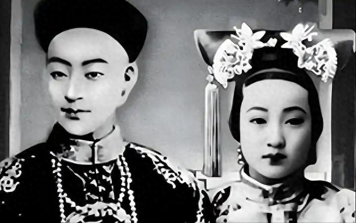 1900年夏天，北京城炮声隆隆。一个25岁的女人，被两个太监架起来，头朝下扔进一