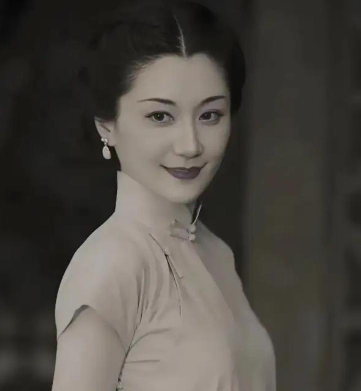 1930 年，杜月笙的发妻沈月英，和表哥私会，云雨过后，她含泪嘱咐表哥：你今夜就