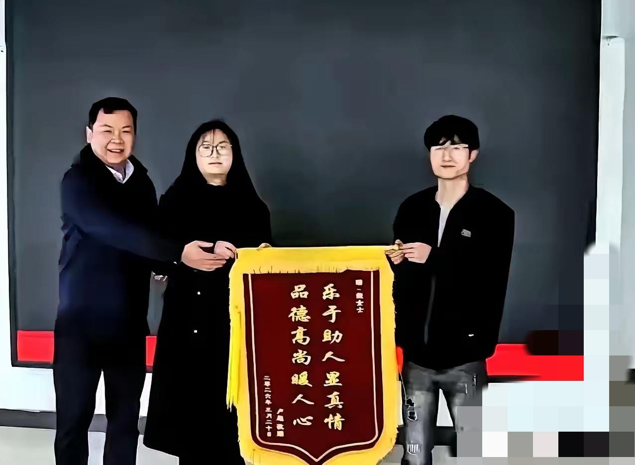 太好哭了！
3月15日晚，湖南网约车卢师傅从新田去长沙途中胸闷发麻，
紧急靠边求