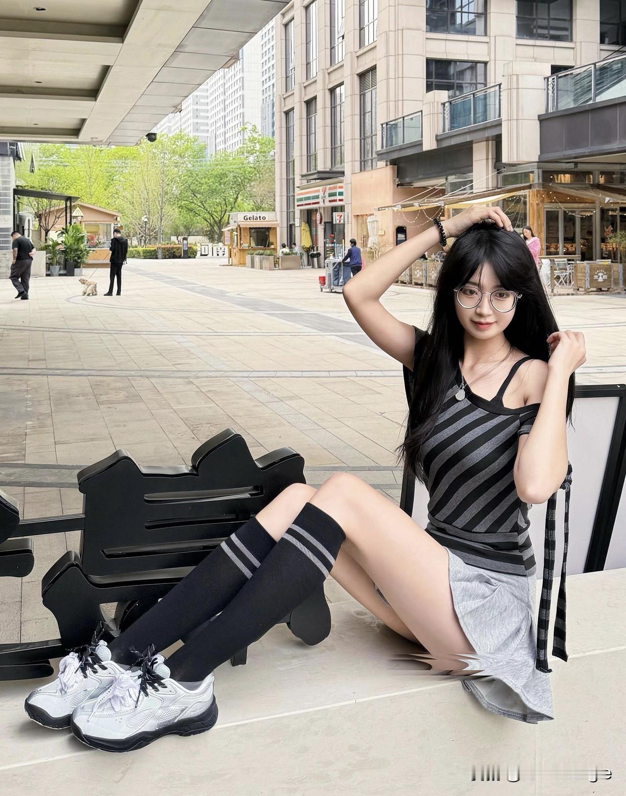 排球真的是一项超有魅力的运动，站在排球场上，感觉自己就是主角。我还记得第一次打排