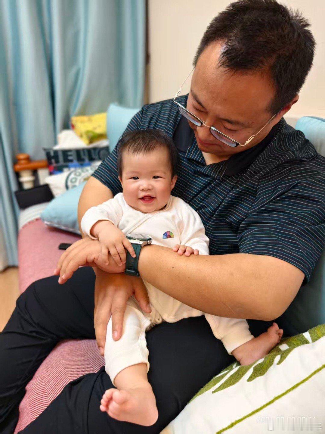 我外甥女 7 个月大她已经喜欢上了我这块华为大师表哈哈哈 广州