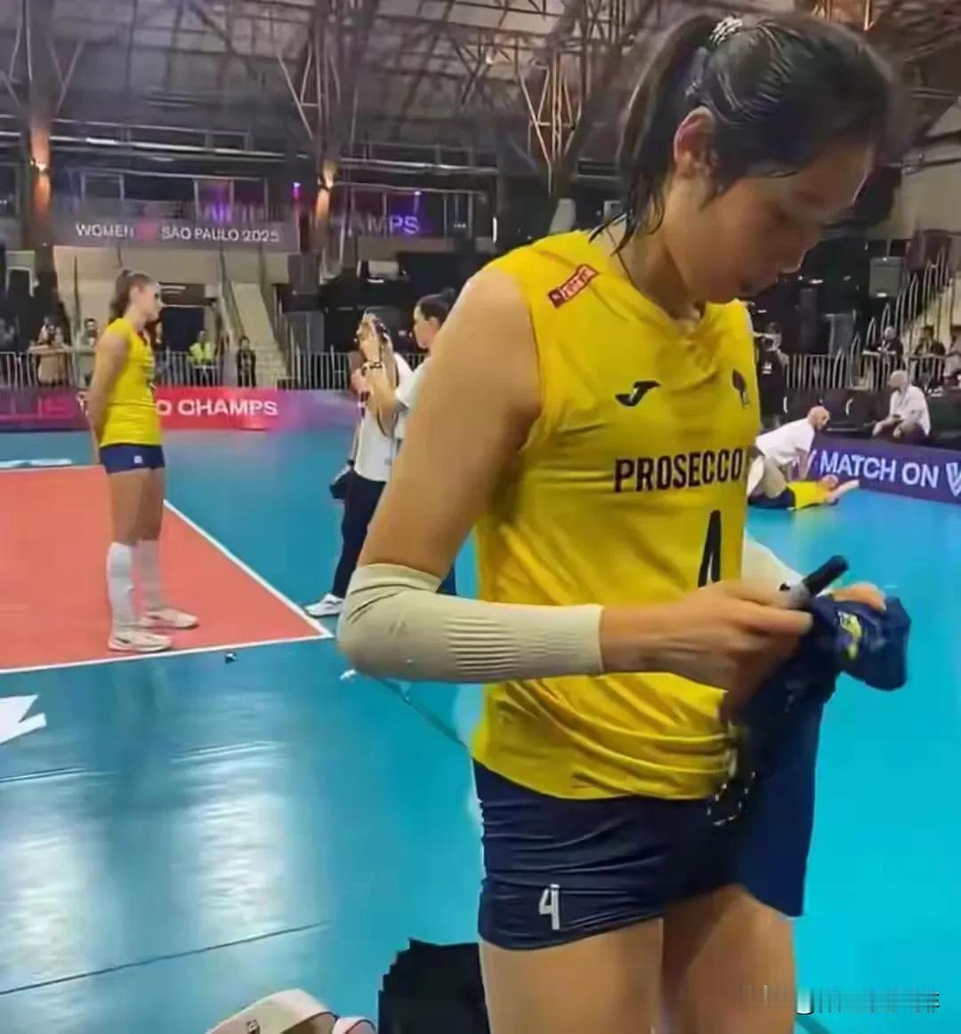 世俱杯朱婷再次神勇发挥！
世俱杯朱婷二十四扣十一中，外加一拦一发
个人获得十三分