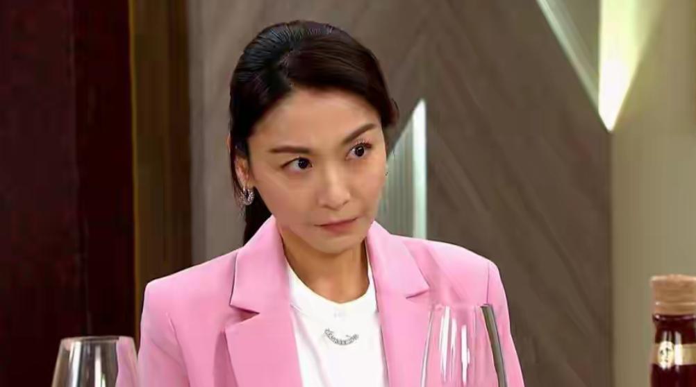 谁能想到，一位在荧幕上塑造了无数坚强女性形象的“八点档一姐”，私下里竟会是权势阴