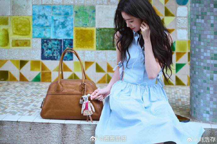 刘浩存巴黎慵懒春日造型刘浩存蓝色衬衫裙的小巧思 谁懂啊！刘浩存的巴黎春日穿搭太有