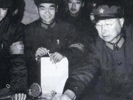 民国时，县里有个叫冯二的人出外当兵，后来竟升了旅长。然而家乡并没有人知道当初那个