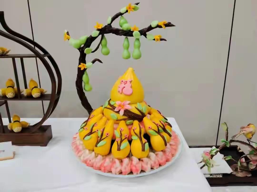 《运河葫芦宴》
糖霜在指尖绕出藤蔓
嫩黄的福禄叠成小山
桃花攀上糖衣的枝桠
连空