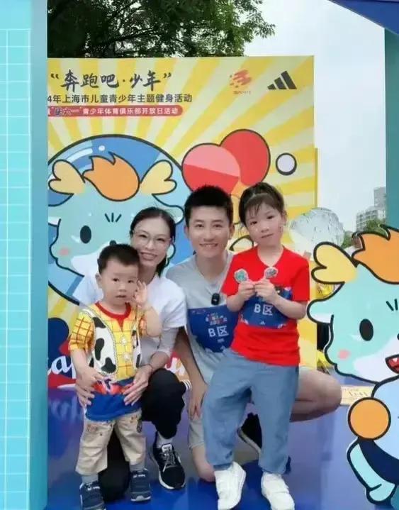 吴敏霞多幸福，有儿有女，老公又帅又宠她，女儿随爸爸，儿子像妈妈，一家四口幸福指数